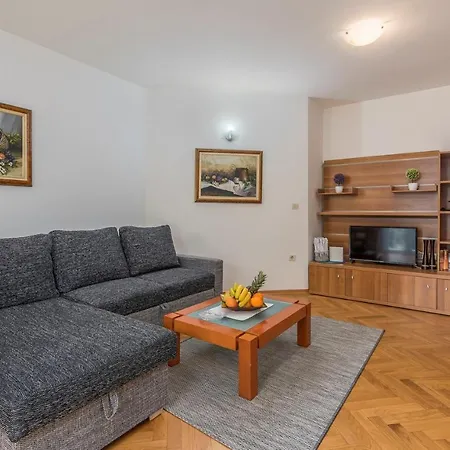 Amela Apartman *
